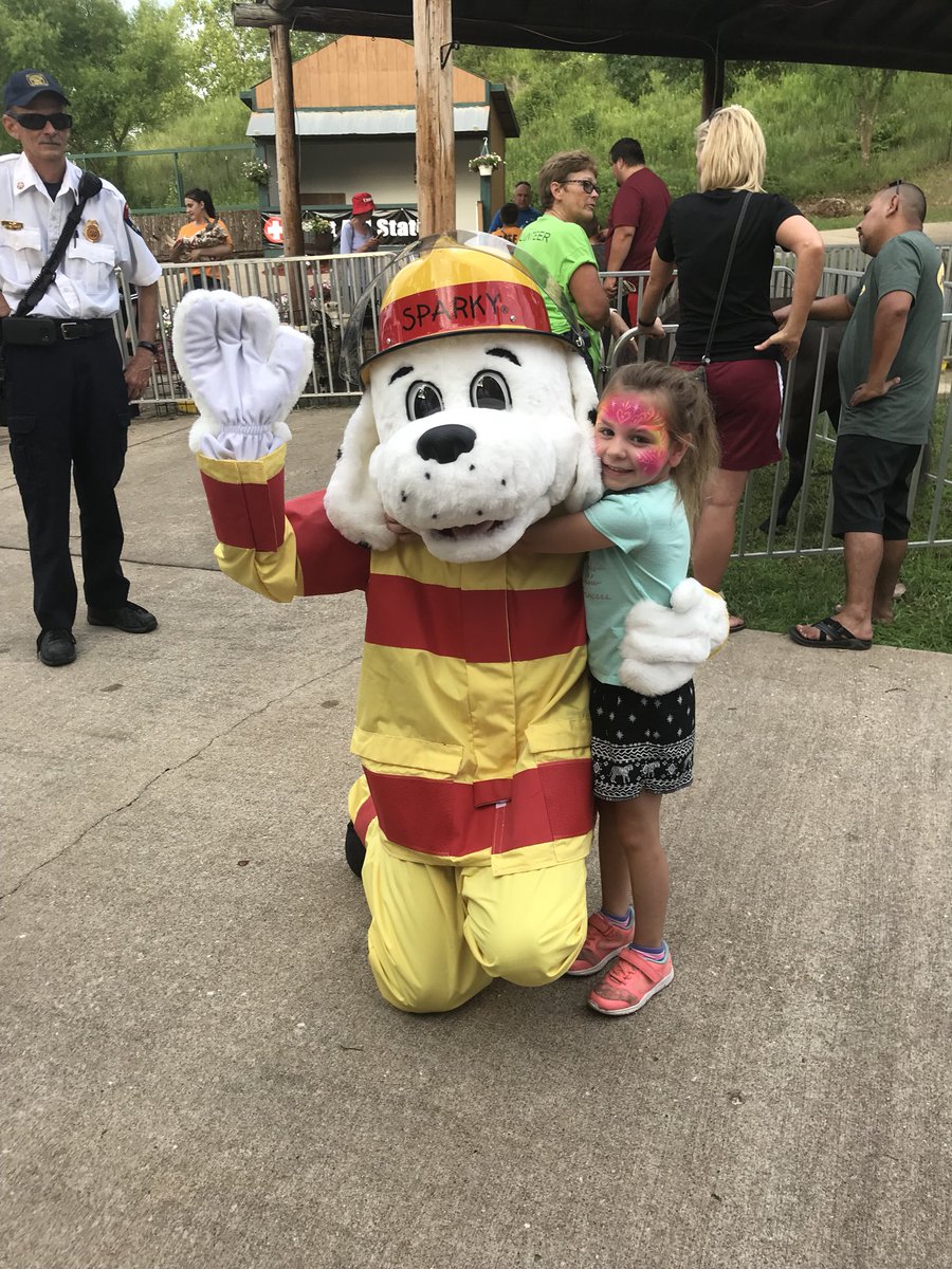 Darleah's tweet image. A BIG TY to first responders, volunteers, &amp;amp; sponsors. My girls &amp;amp; I enjoyed the opening ceremonies of the CAN-AM games &amp;amp; shaking hands with heroes. So proud to represent FirstNet-AT&amp;amp;T &amp;amp; love working for people who make it happen every day! #MidStatesProud #PowerCentral #FirstNet
