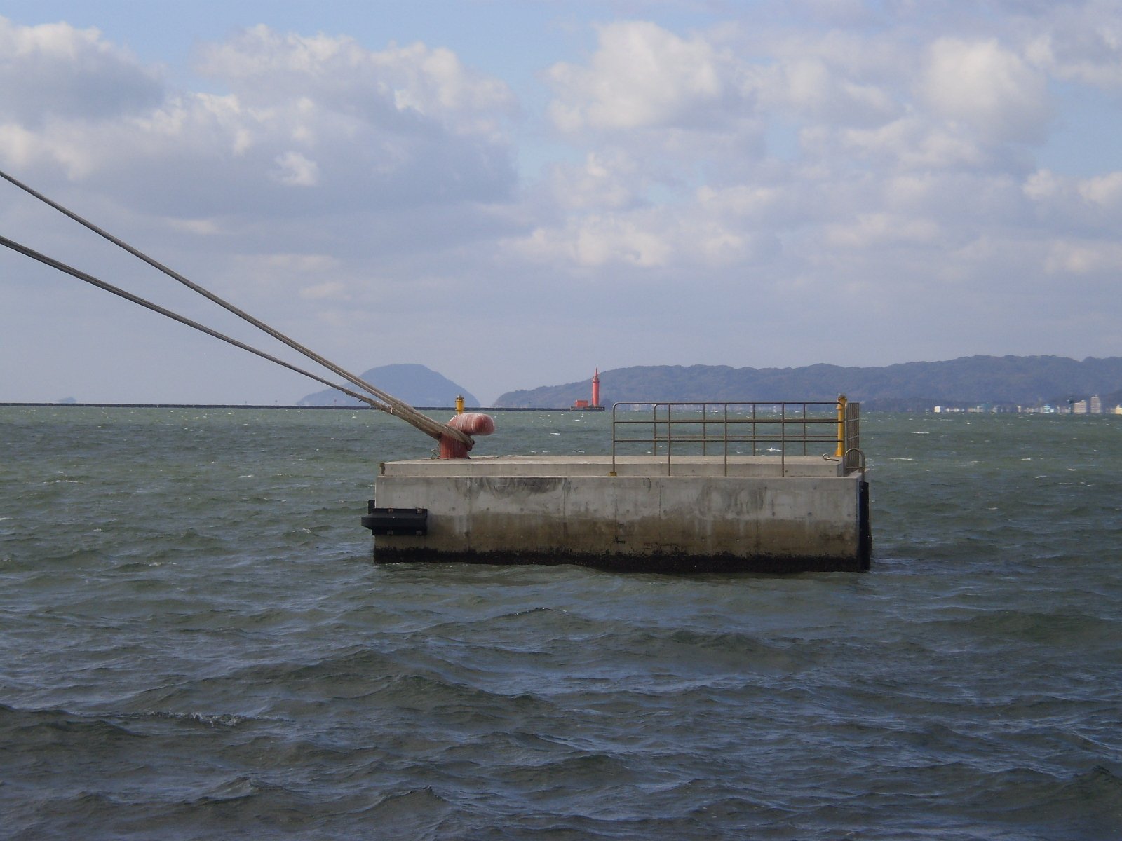 福岡市港湾空港局 ところで係船杭とは 大きな船が岸壁からはみ出すような場合に 陸から離れた水面上に設けられた構造物で 船を係留するための施設のことです 写真は以前の中央ふ頭の係船 杭 昨日 設置した係船柱も いずれ このように使われるのです 福岡市港湾空港局 ところで係船杭とは 大きな船が岸壁からはみ出すような場合に 陸から離れた水面上に設けられた構造物で 船を係留するための施設のことです 写真は以前の中央ふ頭の係船 杭 昨日 設置した係船柱も いずれ このように使われるのです