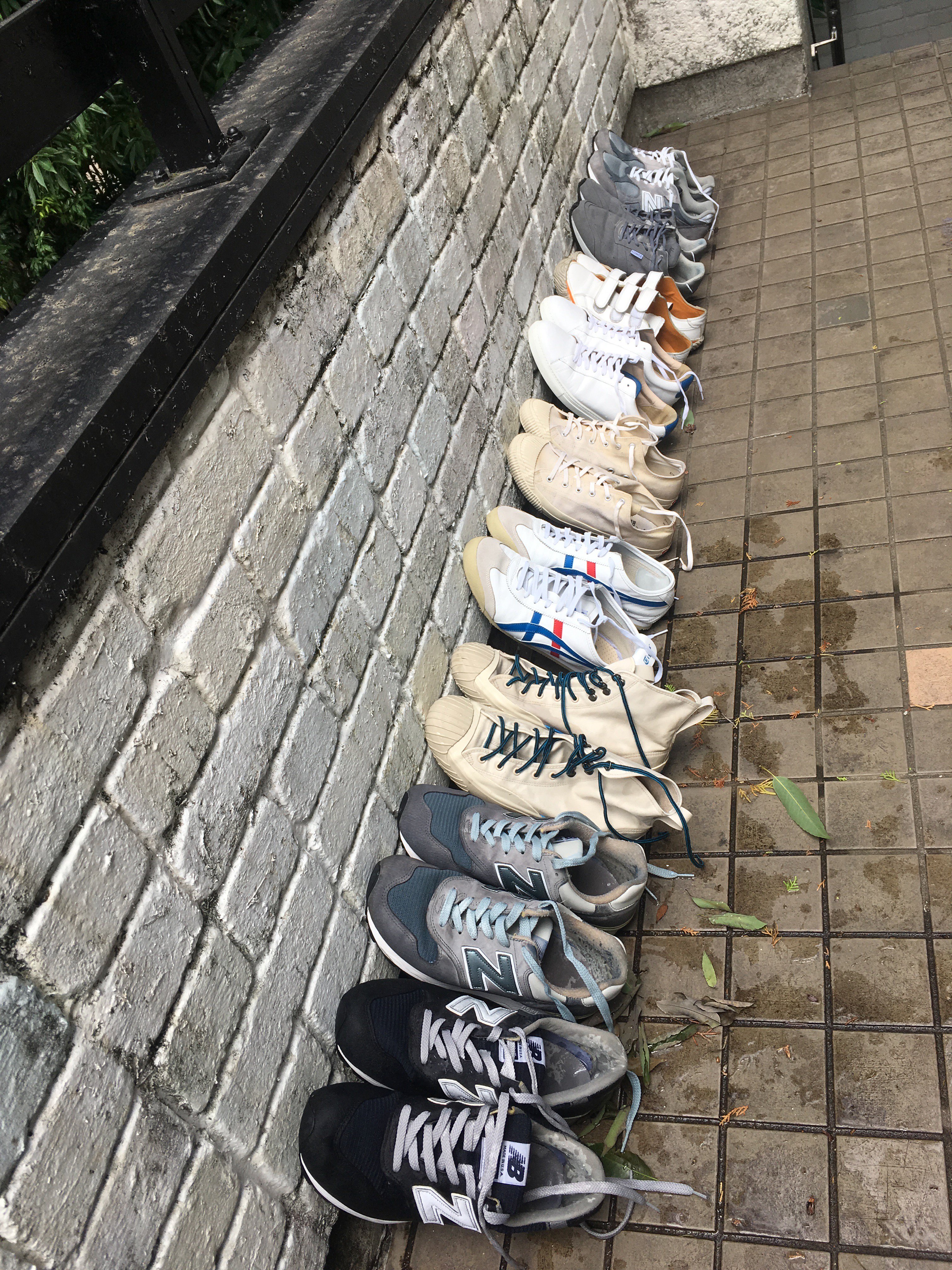 佐々木俊尚 今日の東京は風が強く日差しもあって 絶好の洗濯日和 なので夏本番を前にスニーカーを洗いました ウタマロ石鹸でゴシゴシ 全部終わるとなんだか気持ちいい T Co Qu4ypbjcad Twitter