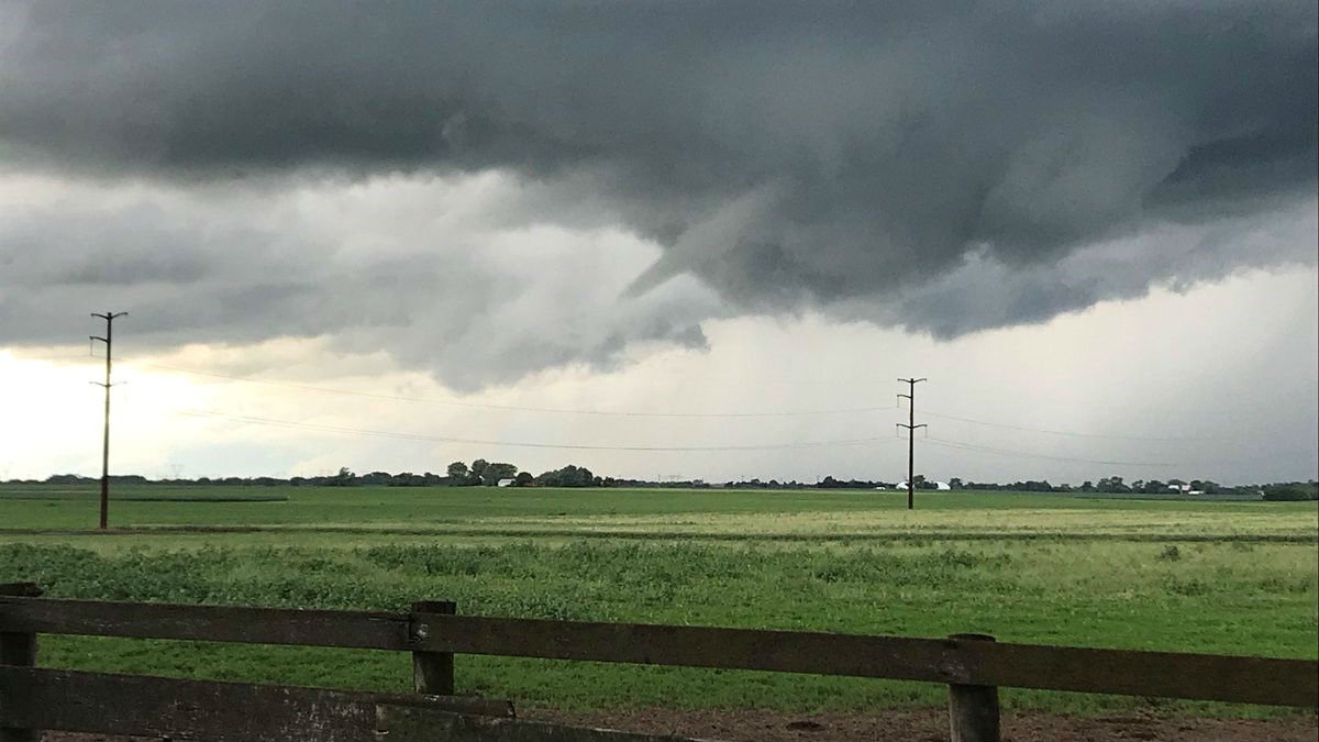 nbcchicago's tweet photo. The Tornado Warning for Will County is set to expire shortly https://t.co/QTyqAcGsKP https://t.co/yqx5GppHat