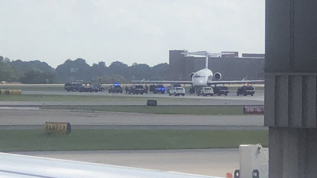 Man in underwear jumps on wing of landed plane at Atlanta airport bit.ly/2lCMnrI https://t.co/pBSWf6xWNv