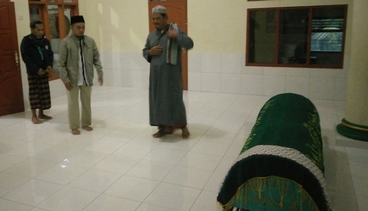 UusRsd's tweet photo. Pagi menjelang pencoblosan, sahabat saya Kang Enjang Sekjen LSM Laskar Merah Putih Imbanagara Ciamis meninggal dunia.
Usia siapa yg tau, kemarin masih bersama kami memperjuangkan kemenangan #HY1 & #Asyik3 kini telah diambil-Nya.
Mohon doa terbaik untuk almarhum. Alfatihah. https://t.co/acJ5kCfENX