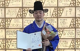 [성과] 경북대 교육대학원 변석준씨, 전주대사습놀이 기악부 장원
변석준(만25세·경북대학교 교육대학원)이 18일 전주 국립무형유산원에서 열린 제44회 ‘전주대사습놀이 전국대회’에 출전, 기악부 부문 1위인 장원을 수상했다.