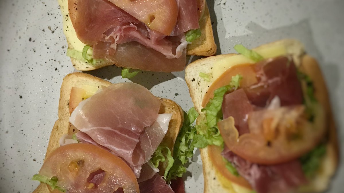 egonayerbe's tweet photo. Gracias, D1, por tejer nuevos puentes entre nosotros los pobres y el jamón serrano. https://t.co/xztZd5RSd0