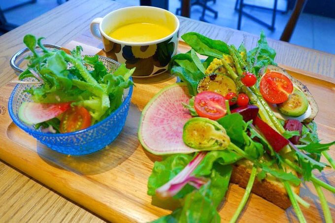 モーニング🤗

ホテルの中にあるCafeがお洒落で
クライアントさんに1度は行った方が
いいよって言われてやった行けた😳

色々とオープンサンドを選べて
ランチタイムにはミニサラダとスープ
ドリンクバーが付いてくる😋

私はベジタブルサンドにした🥪

今日も投資やるべき事やろう✨