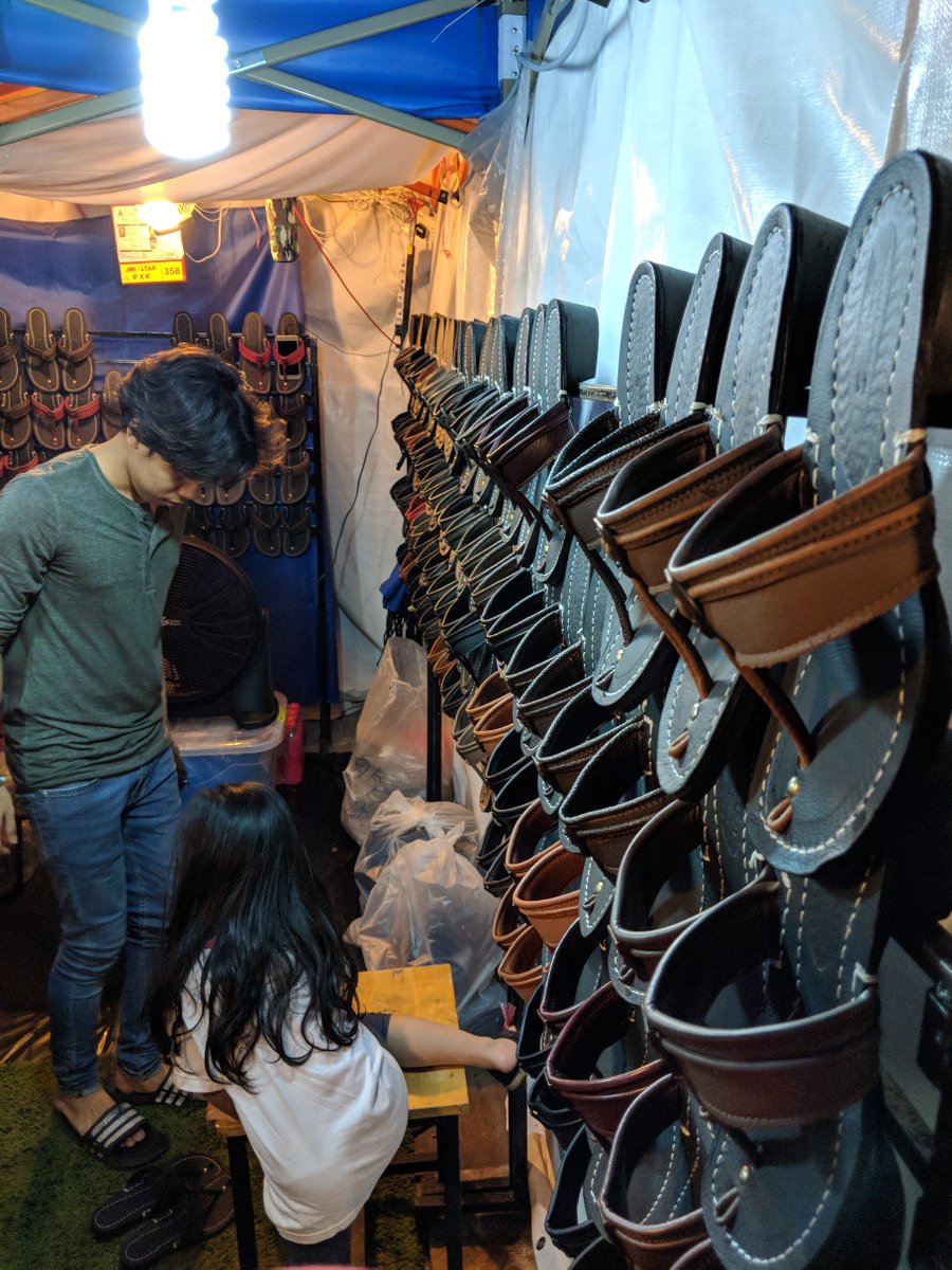 acaiijawa's tweet photo. Confirm. Bazaar di Jalan TAR ketika musim raya akan dihentikan sepenuhnya bermula tahun hadapan. Dato' Bandar KL dah buat keputusan.

Dah tiada lagi kemeriahan cari barang raya sampai pagi. Ia beri sentimental value kepada ramai orang terutama yang duduk di KL sejak dahulu lagi. https://t.co/Rgy8q4EbF7