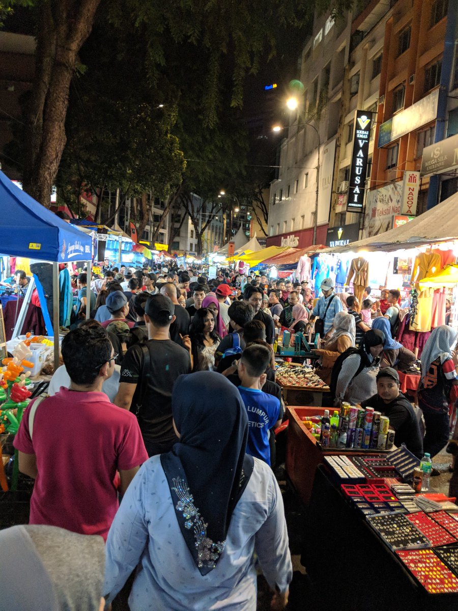 acaiijawa's tweet photo. Confirm. Bazaar di Jalan TAR ketika musim raya akan dihentikan sepenuhnya bermula tahun hadapan. Dato' Bandar KL dah buat keputusan.

Dah tiada lagi kemeriahan cari barang raya sampai pagi. Ia beri sentimental value kepada ramai orang terutama yang duduk di KL sejak dahulu lagi. https://t.co/Rgy8q4EbF7