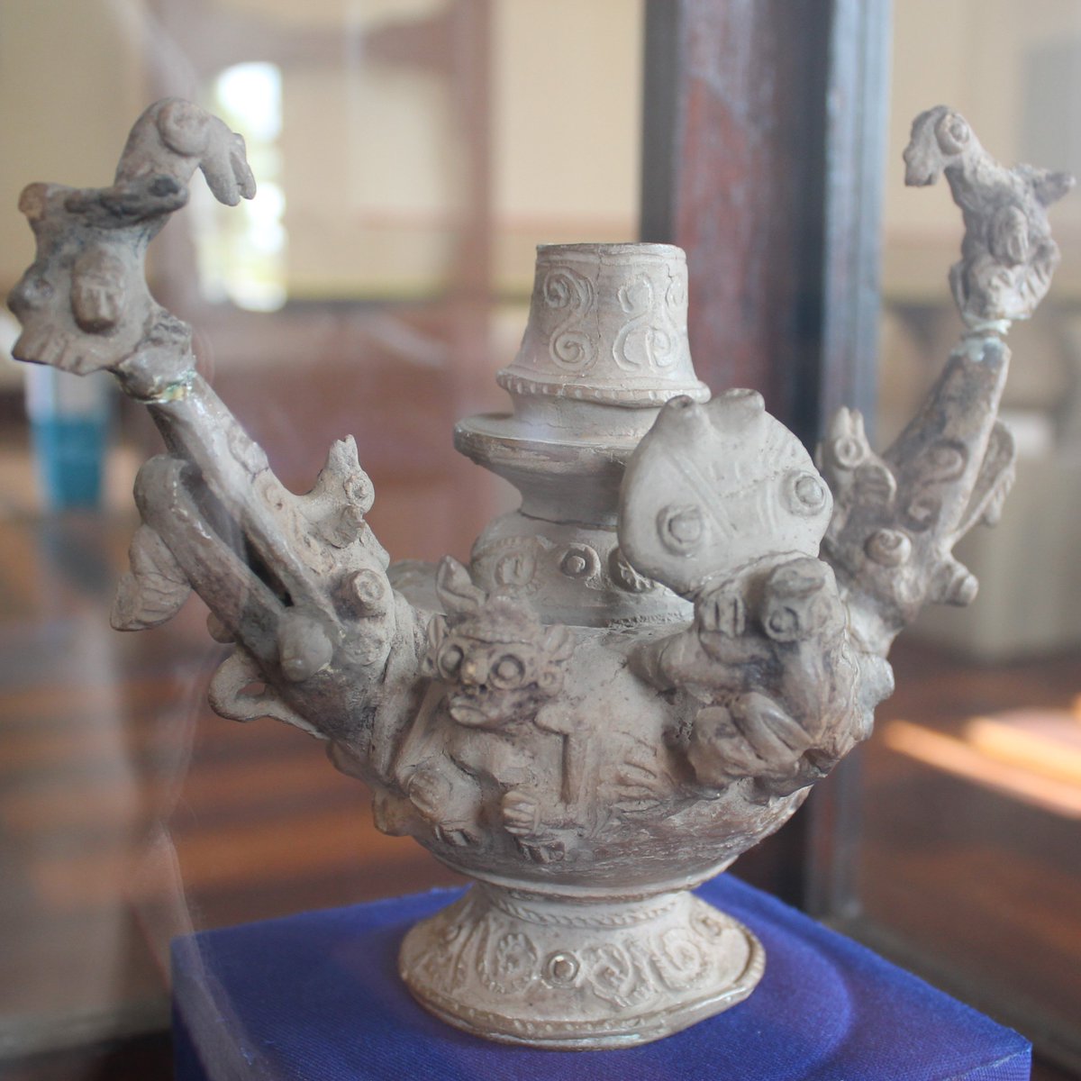 AaronCathers's tweet photo. One of many elaborate Santarém Culture (1000-1500 AD) vessels from the Lower Amazon that I recently viewed at the Museu João Fona! This "necked" vessel is currently understood as a ceremonial ware along w/ a suite of other similarly ornate styles #amazonianarchaeology #ceramics https://t.co/8ch0lsV0n1
