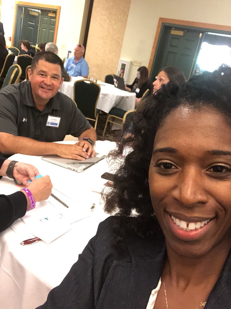 Viola_no2's tweet photo. Learning how to tweet at #VAESP18. Thanks @willmelbye https://t.co/5ukiQUacsv
