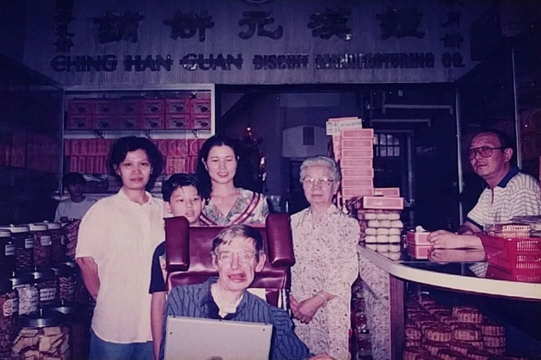 melayu_baru's tweet photo. Tahukah anda?

Stephen Hawking pernah datang ke Ipoh untuk melawat jururawat yang pernah menjaganya yang juga orang Ipoh?

Gambar ini diambil di Kedai Ching Han Guan Biscuits, Ipoh https://t.co/mv747R44fq