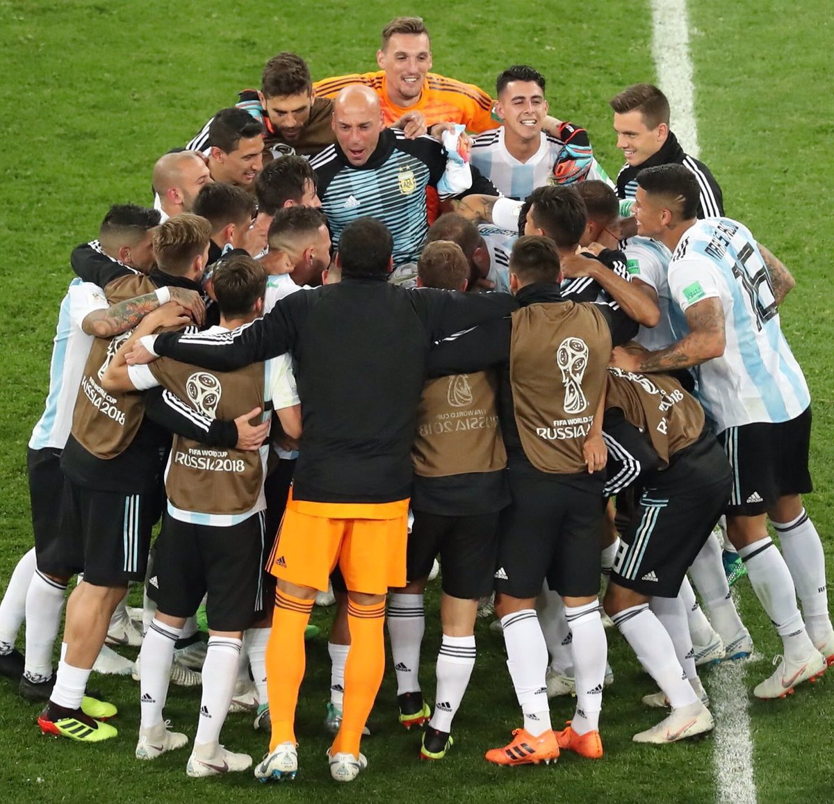 Antes de jugadores, SON PERSONAS; por eso los necesitamos así: unidos, divertidos, con garra, FELICES. Escuchen críticas constructivas y manden a la mierda a los "otros"... porque giles sobran!! 
Los que nunca dudamos, les decimos GRACIAS!!