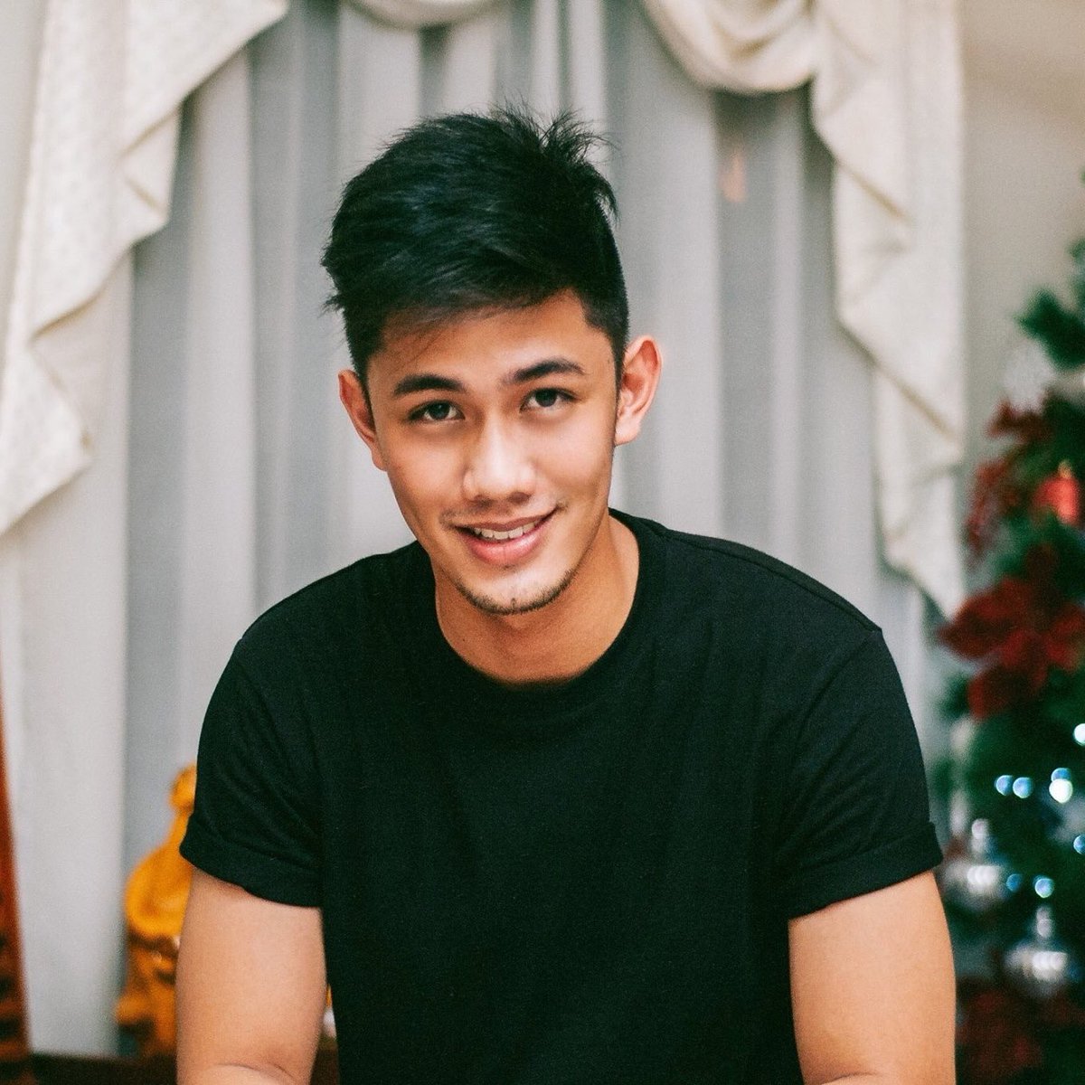 LaSalleHotties's tweet photo. Carl, CSB Alumnus https://t.co/MNQnUX8E8a