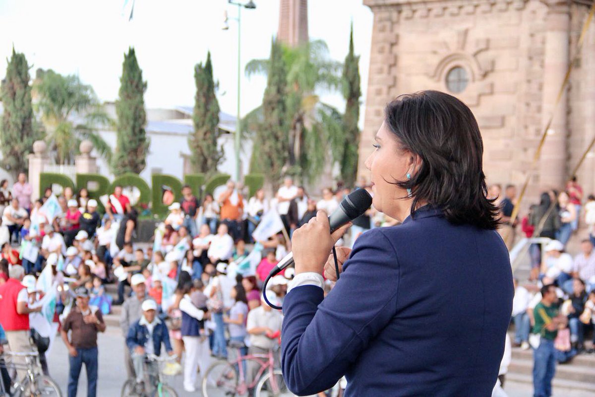 ¡Cerrando a lo grande en #Ocotlán! Me llena de emoción ver las explanadas pintadas de color turquesa, estoy segura que este 1ro. De Julio pintaremos #Jalisco completo. #HagámosloIdeal