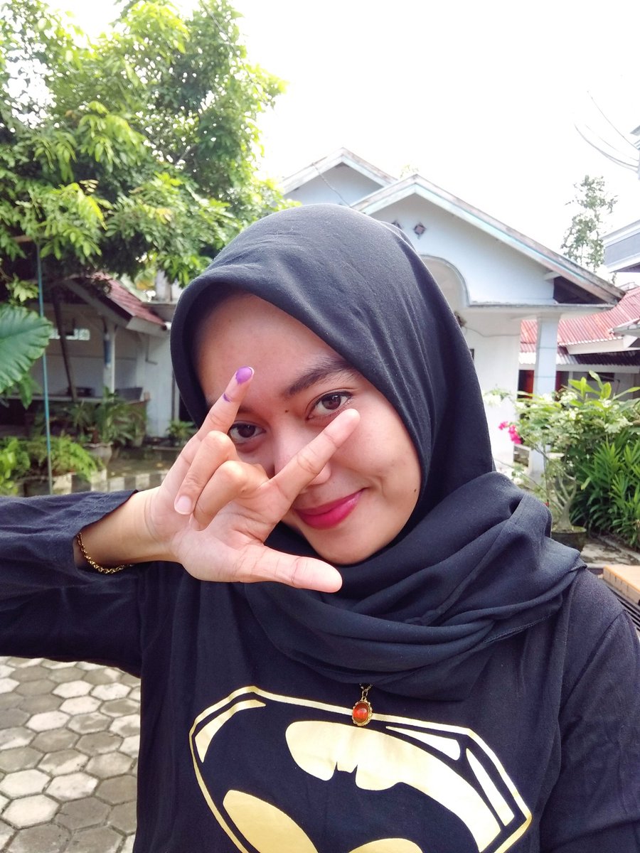 Octdian16's tweet photo. Hari ini 27 Juni 2018 hari libur yg sgt befaedah.
Hari libur dimana semuanya mnjdi damai, hari dmn bisa bangun siang, hari dimana bisa dtng pagi liat semua orng jarinya ungu karna tinta.
Hari ini tu hari Pilkada Serentak 2018. #PilkadaDamai201 
Gunakan hak suaramu #JanganGolput https://t.co/uP61GUSHF5