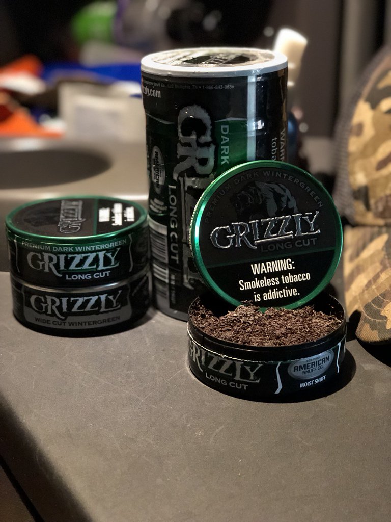 justsomeoledude's tweet image. My favorite smokeless tobacco product! 
#grizzly #grizzlydarkwintergreen 
#packdipspit #oilfield #fatlipsdip