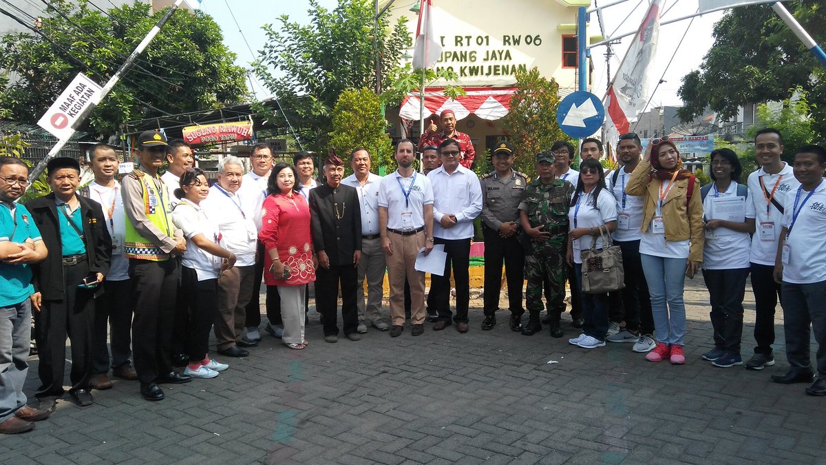 KPU_ID's tweet photo. Delegasi "Election Visit Program 2018" kunjungi TPS 11 Sono Kwijenan Surabaya yg kental Seni Budaya dgn alunan musik jawa klasik #EVP2018
#ElectionVisitProgram2018
#Pilkadaserentak2018
#KPUmelayani https://t.co/Mxf6XMBo9R