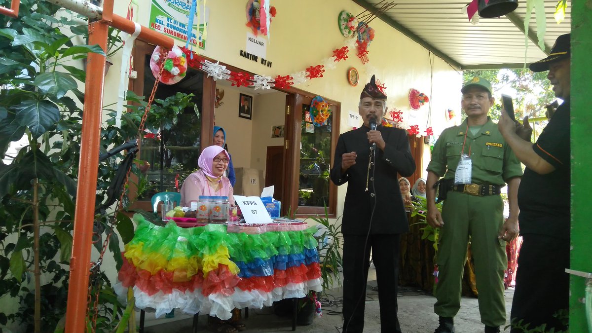 KPU_ID's tweet photo. Delegasi "Election Visit Program 2018" kunjungi TPS 11 Sono Kwijenan Surabaya yg kental Seni Budaya dgn alunan musik jawa klasik #EVP2018
#ElectionVisitProgram2018
#Pilkadaserentak2018
#KPUmelayani https://t.co/Mxf6XMBo9R