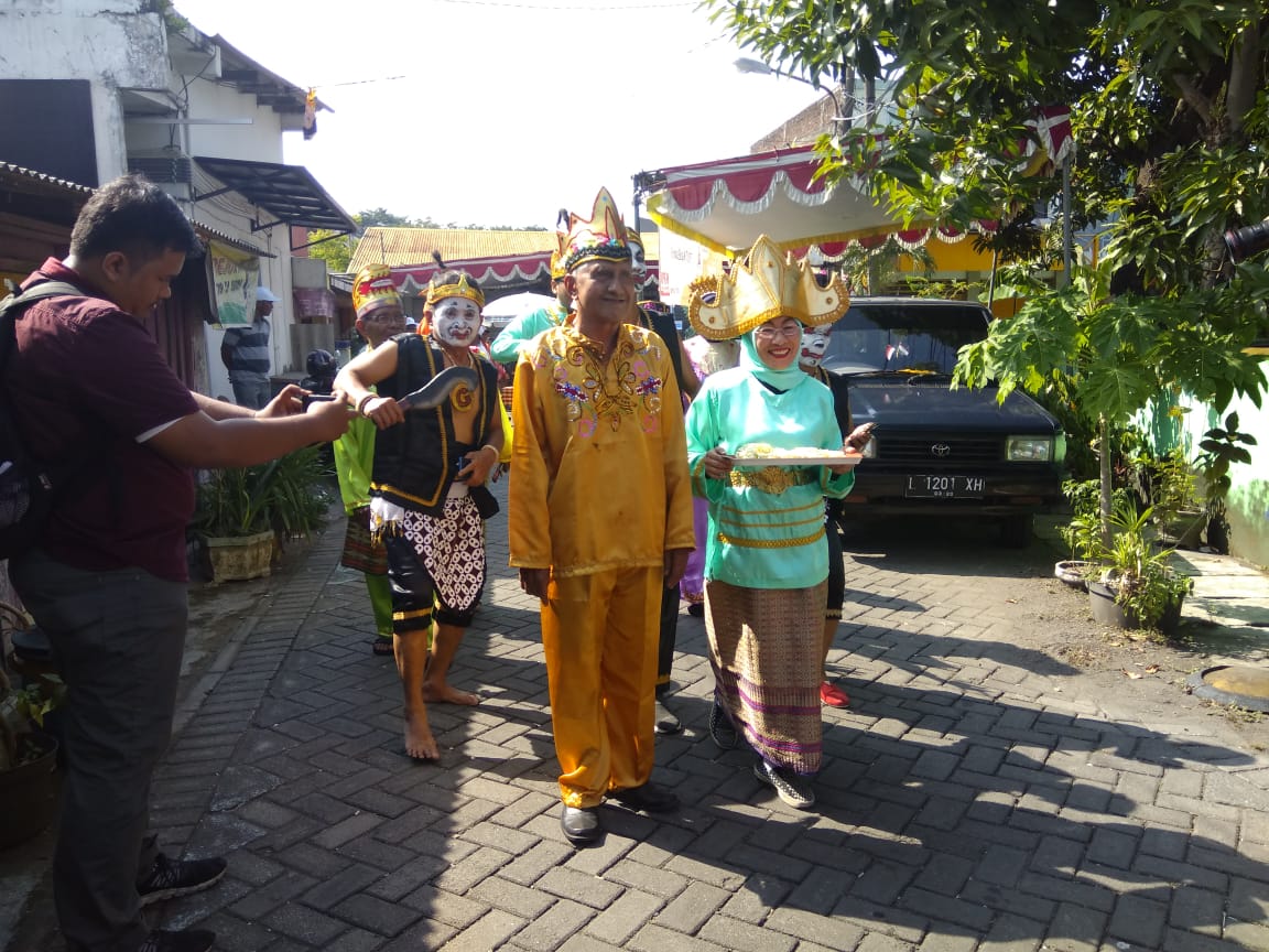 KPU_ID's tweet photo. Kegiatan Pemantauan Pilkada 2018 di Surabaya Rabu (27/6). Rombongan EVP 2018 Disambut dengan Upacara oleh para Punakawan. Antusias Pemilih saat Memasuki TPS untuk Memberikan Suaranya.
#EVP2018
#ElectionVisitProgram2018
#Pilkadaserentak2018
#KPUmelayani https://t.co/dPthYq0iFN