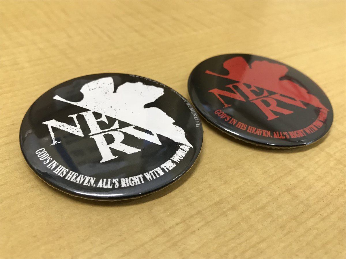 eva_custom's tweet image. 「残酷な天使のテーゼ／魂のルフラン」のCDジャケットイラスト商品を含み５千円以上お買い上げの方全員にプレゼントしている非売品の「ダメージNERV缶バッヂ2個セット」完成品が届きました！直径54mmのちょうどいい大きさで光沢感もありリュックに付けてみたらしっくりきましたよ！