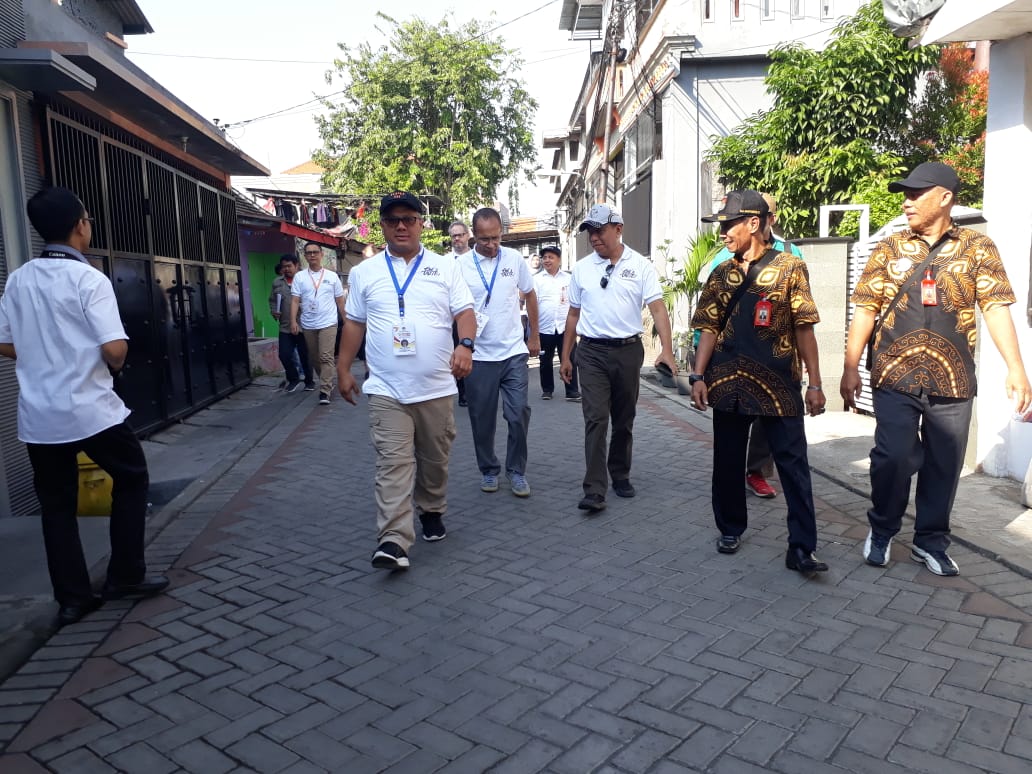 KPU_ID's tweet photo. Ketua KPU, Ketua Komisi II DPR RI, Ketua DKPP dan peserta Election Visit Program 2018 pantau langsung pilkada serentak di TPS 7 & 10 Margorejo Surabaya | Ketua KPU RI minta petugas KPPS aktif memberitahu pemilih yang blm ke TPS #EVP2018
#ElectionVisitProgram2018
#KPUmelayani https://t.co/jtJkpJqSso
