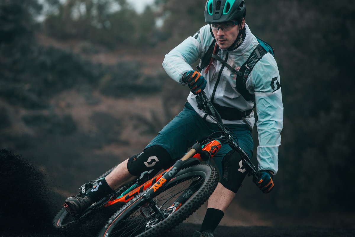 ScottSpain's tweet photo. Rutas, momentos y demás locuras en el nuevo capítulo de “Chasing Trail” en La Palma con @iraitz138 🤙🏼 #ChasingTrail #SCOTTgenius #bikeonscott 

Video completo aquí 👉🏻 https://t.co/OutEKa7rHG 

#NOSHORTCUTS https://t.co/M7dpgoabmB