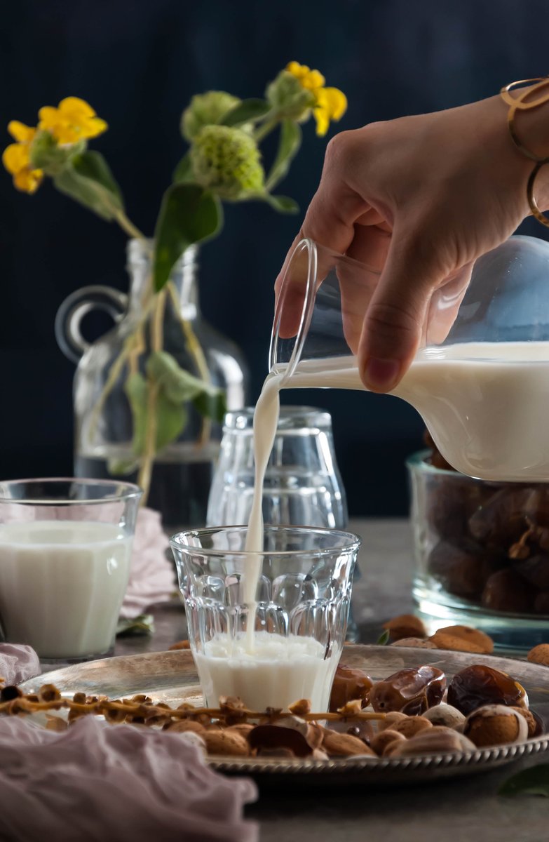 S’il y a un lait qui n’est pas très calorique, c’est bien le lait d’amandes. Trente calories pour une tasse de lait contre une bonne centaine pour une tasse de lait de vache demi-écrémé. C’est fou, non ! cookandgoute.org/lait-damandes-…