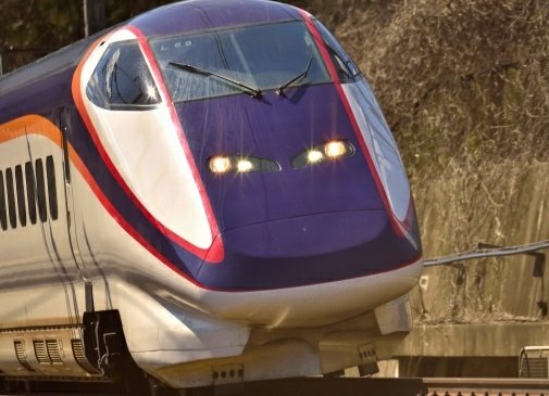 とくこ ニッポン ニッポン な んちて 東北新幹線 山形新幹線のキャプテン翼と言えば 系 つばさ だよ やまびこ や なすの としても走っているよ 車体幅が狭い設計で 在来線も走れちゃうんだぜ 踏み切りがトモダチ 東北新幹線 山形