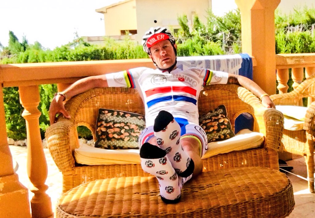 Delapuentejor's tweet photo. Si es que me lían 🤷♂️
🚴♂️ 4h 260w y aún tengo que trotar 🏃♂️ un rato, si no es que quedo aquí traspuesto 😴 en el sofá 😂
#lovexabia #milercyclingbytaymory #milervintage #taymory #gorramiler #calcetinermilerbymitto https://t.co/Oe1IXrjoLH