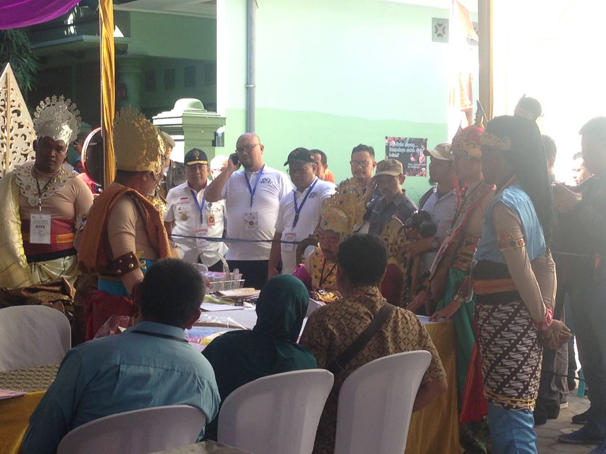 KPU_ID's tweet photo. Ketua &amp; Anggota KPU RI, Bupati Sidoarjo, Kemenko Polhukam, Ketua Komisi II DPR RI, &amp; Delegasi Election Management Bodies, NGO, &amp; Kedubes kunjungi TPS 1 Perum Mergasari Permai, Sidoarjo. Cerita pewayangan "Bhagawadgita" jd tema TPS. #ElectionVisitProgram2018 #KPUmelayani https://t.co/J5gbhBSV4X
