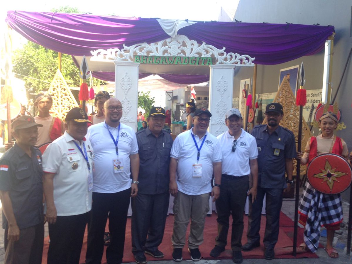 KPU_ID's tweet photo. Ketua &amp; Anggota KPU RI, Bupati Sidoarjo, Kemenko Polhukam, Ketua Komisi II DPR RI, &amp; Delegasi Election Management Bodies, NGO, &amp; Kedubes kunjungi TPS 1 Perum Mergasari Permai, Sidoarjo. Cerita pewayangan "Bhagawadgita" jd tema TPS. #ElectionVisitProgram2018 #KPUmelayani https://t.co/J5gbhBSV4X