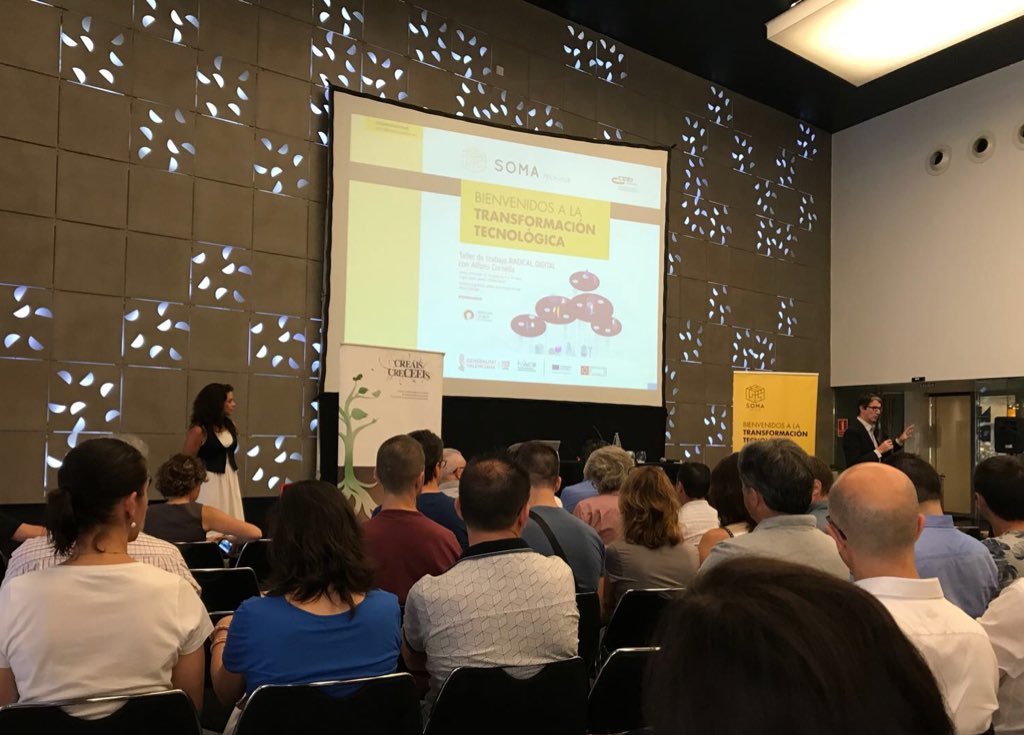UtopicEstudios's tweet image. Hoy en Castellón no hemos querido perdernos el taller de nuevas tendencias tecnológicas #RadicalDigital con @acornella. #SOMATechHub