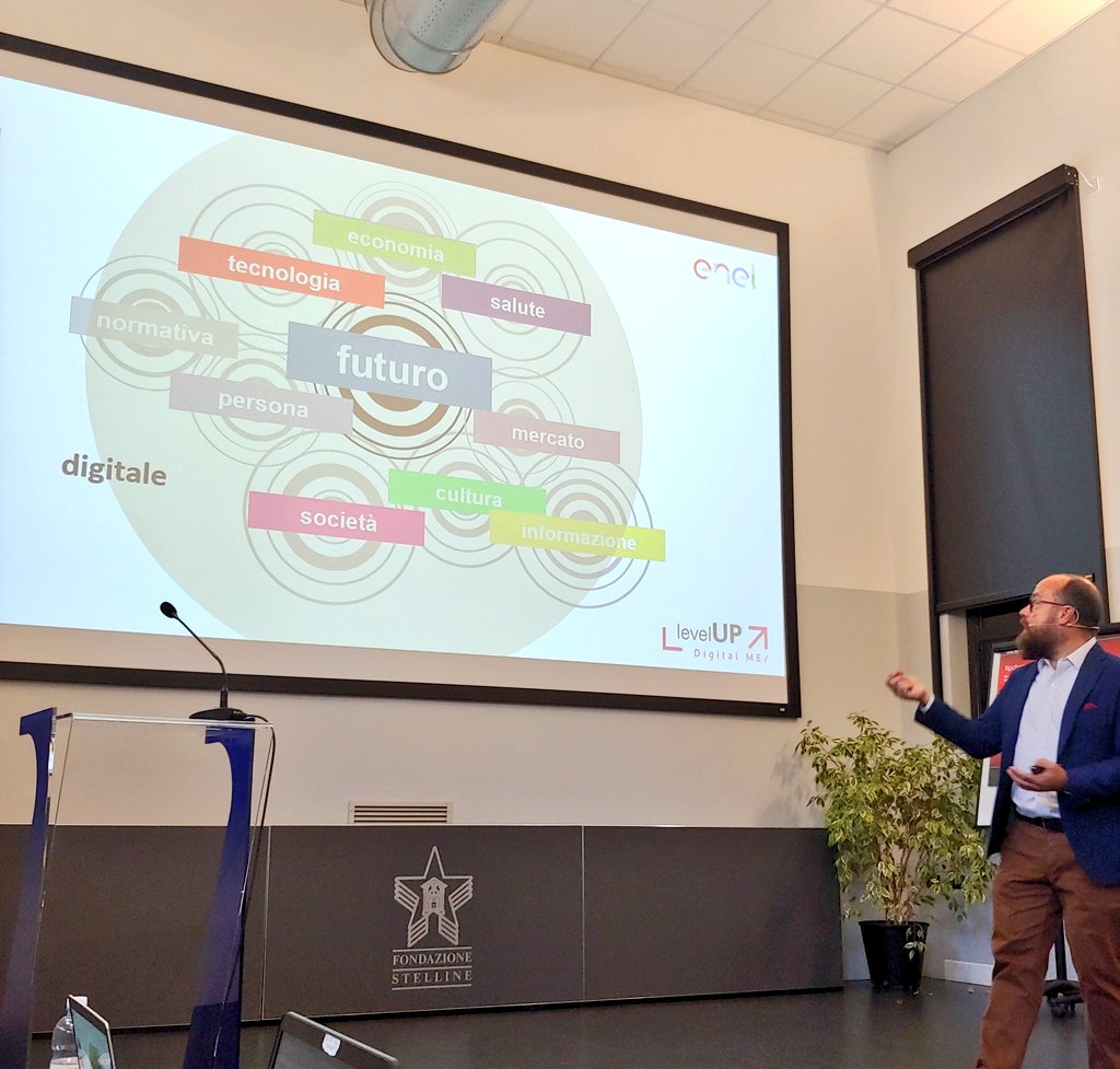 DigitalME6's tweet image. "La storia è fatta di uomini che utilizzano i mezzi a loro disposizione per cambiare il mondo. Ecco perchè il digitale è una radiazione che ha cambiato tutto". #eneldigitalme
