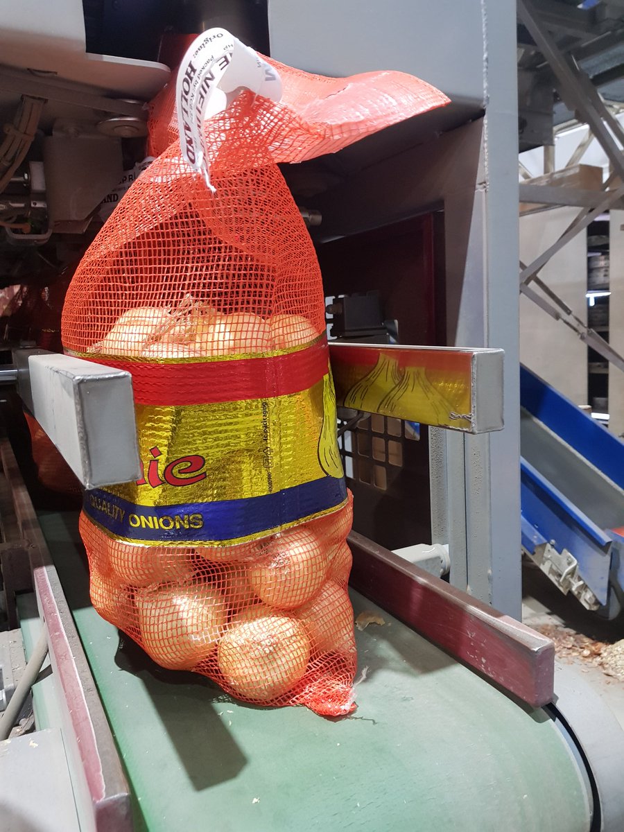 MonieNieuwdorp's tweet photo. De eerste nieuwe #uien zijn verpakt!
Vanaf nu leverbaar in verschillende maten en verpakkingen.
#FirstClassQualityOnions https://t.co/zoVe6DuHj8