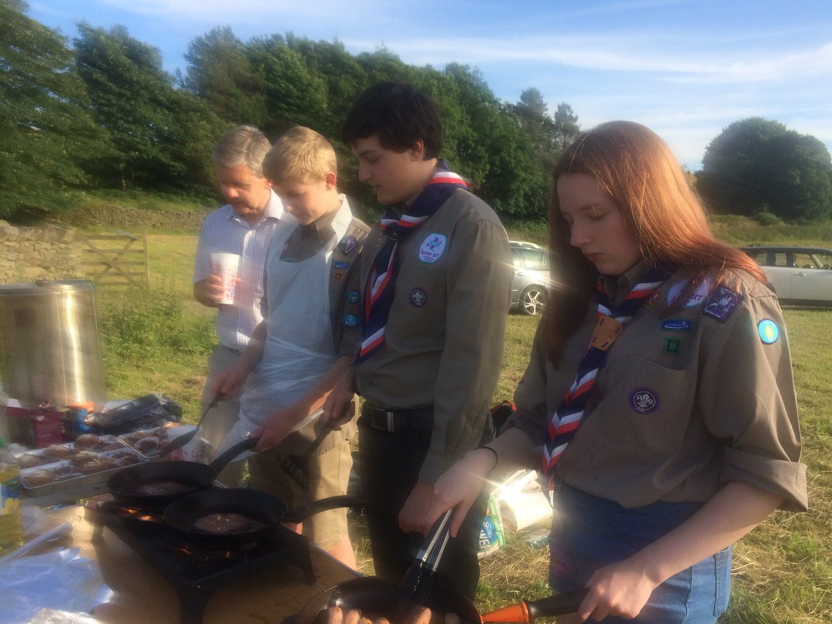 AlunaEsu's tweet photo. Aluna ESU serving delicious sausages and burgers at our annual recycled boat race at Kitridding #fatsplatshirts #shouldhavewornanapron #kitriddingburgersarebest #kitriddingfarmshop https://t.co/nv3RKbQ7fd