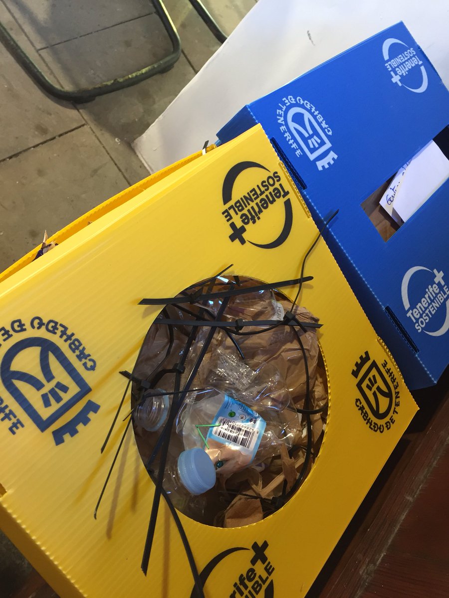FICMECanarias's tweet photo. Nuestra labor de #reciclaje continua. @TFsostenible nos acompaña. ¿Y tú? #FICMEC2018 https://t.co/ilhBN2kaIG