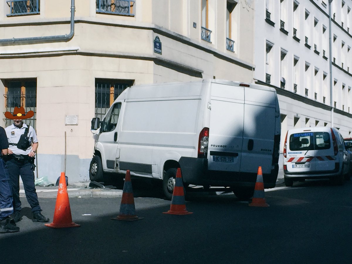 raphaelleberg's tweet photo. Accident à l’angle des rues #pitard et #procession @paris15 vu les dégâts on imagine une #vitesse excessive et un refus de priorité à droite il est donc temps de prendre les mesures pour apaiser nos quartiers #violencemotorisee https://t.co/INzv2Q9O9W