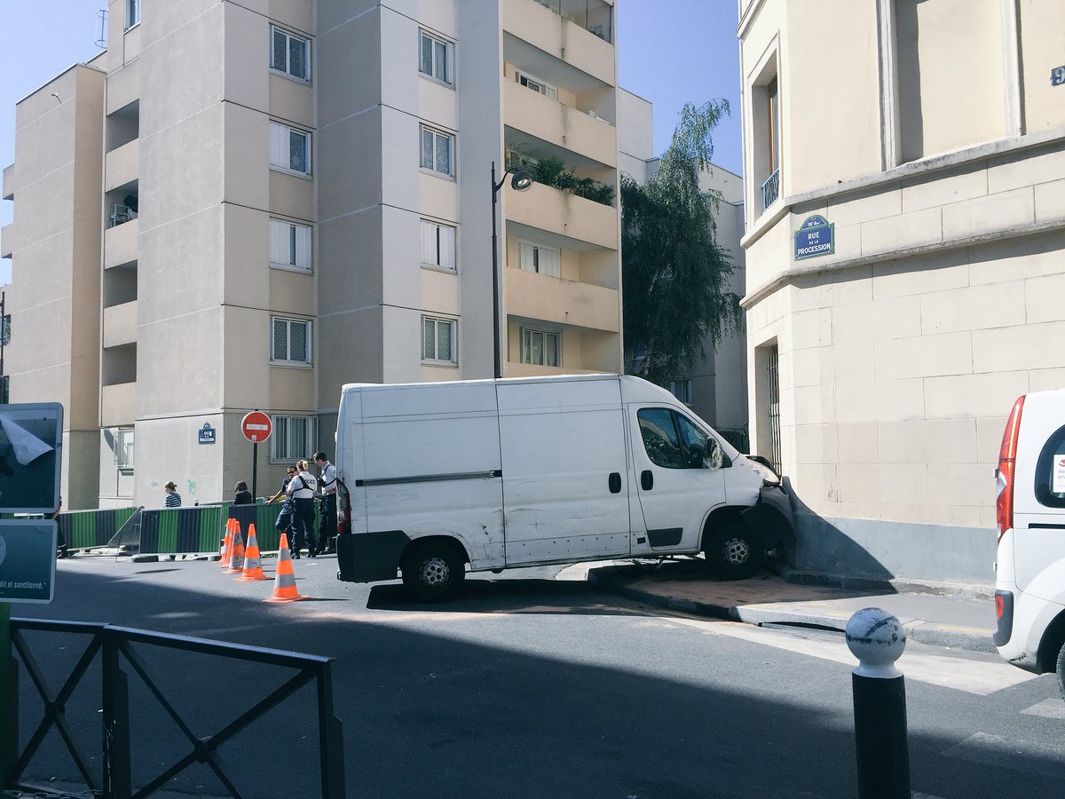 raphaelleberg's tweet photo. Accident à l’angle des rues #pitard et #procession @paris15 vu les dégâts on imagine une #vitesse excessive et un refus de priorité à droite il est donc temps de prendre les mesures pour apaiser nos quartiers #violencemotorisee https://t.co/INzv2Q9O9W