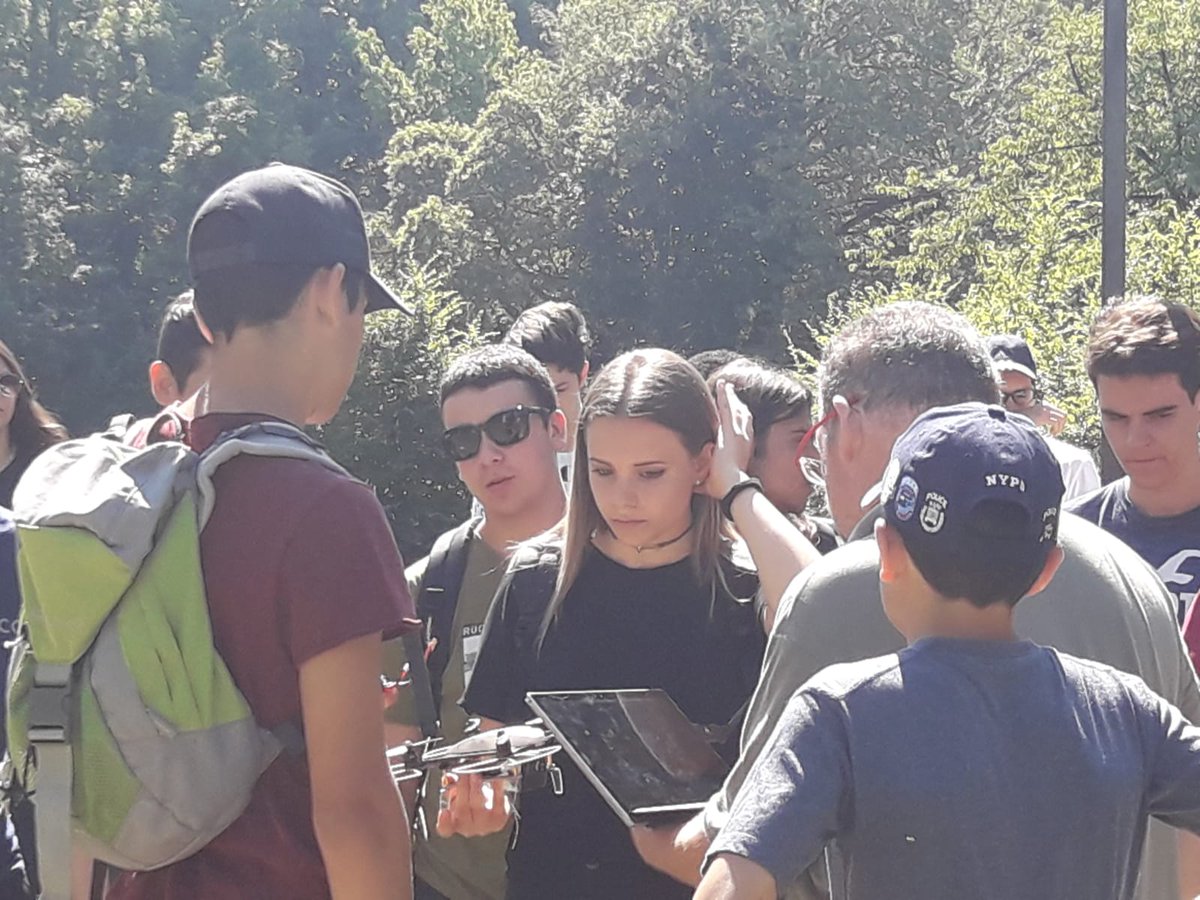 CCIAA_CMP's tweet photo. In diretta da #Bosco Fontana: il #drone pilotato dagli studenti di #FabCamp è pronto per sfidare la forza di gravità! https://t.co/JMiV2lO9oc