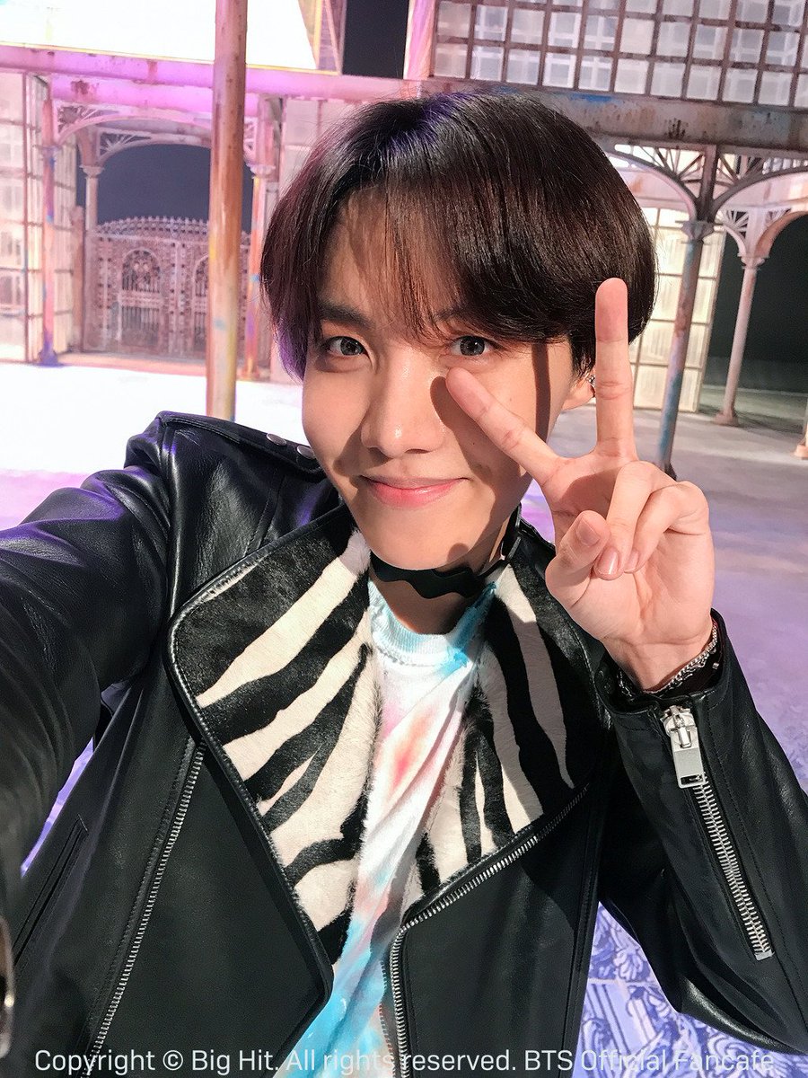 btsfancafe__twt's tweet photo. BTS EPISODE 
06.27.2018
↘️LYS : Tear 

Do it like RM

(+) https://t.co/XVeVrCPxlY