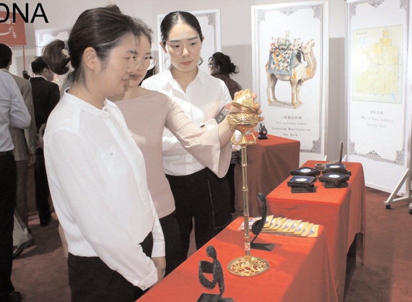 dailytimespak's tweet photo. Islamabad: Chinese visitors observe traditional items at a stall during an exhibition organised by the Chinese Embassy at Pakistan national Counsil of Arts https://t.co/M8nJPKATbU