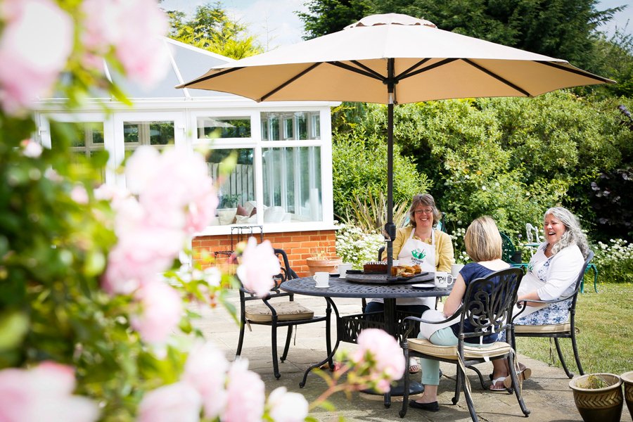 Blackberry_Cott's tweet photo. Some of our course participents relaxing in their coffee break in this wonderful sunshine.

Todays course are learning how to incorporate vegetables as the largest ingredient and also how to make their cakes gluten free too.

#glutenfree #cake #cakecourse #baking #5adaycakes https://t.co/CXjyViRmyL
