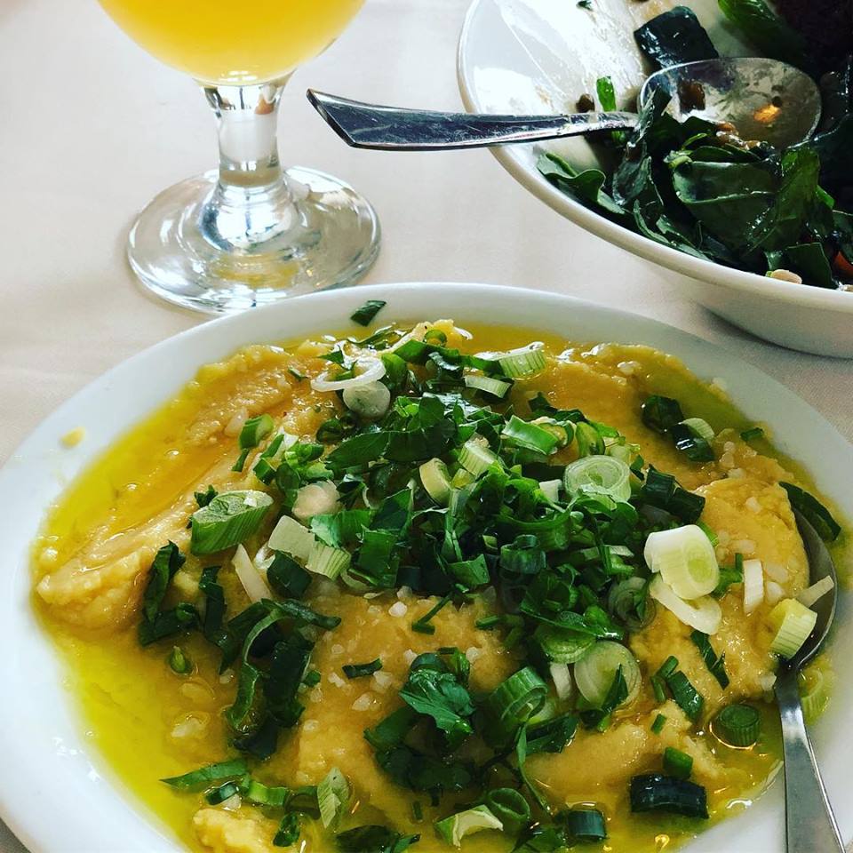 Trying another Greek dipping made of Fava bean. It looked and tasted very similar to the chickpea hummus, with the addition of spring onions and rock salt (a bit tooo much) on top
#honeybuzzard29 #foodfreak #greekfood #greekfreak #foodstagram #foodspiration #greektown #delphi