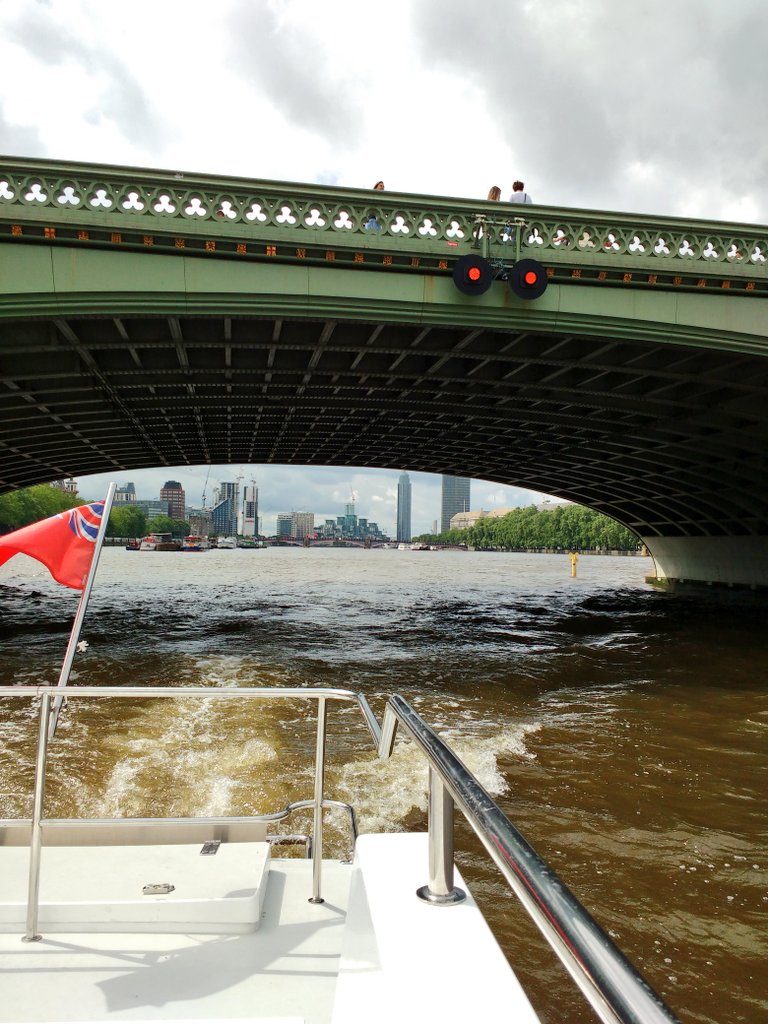 #LondonRiversWeek There is nothing quite like a a trip on the Thames. Recent years have seen huge improvements to the water quality thanks to dedicated campaigners and volunteers. There is still much to be done. #Thames21 #LondonWaterKeeper #mudlarks #NationalParkCity