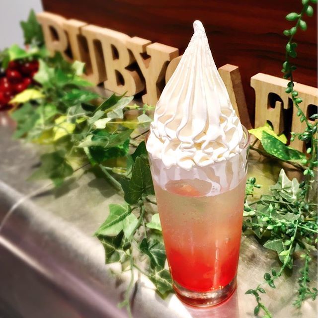 RUBYCAFE_TOKYO's tweet photo. Wグレープフルーツソーダにクレミアトッピングゥ〜😍‼️
クレミア盛り盛りィ〜😍‼️
全ての冷たいドリンク+¥250円でクレミアフロートになります😆‼️
おすすめです😆‼️
#rubycafe_odaiba #お台場 #cremia #クレミア #softserveicecream #ソーダ https://t.co/ac3VgmOWUU https://t.co/tQO4A6zOAq