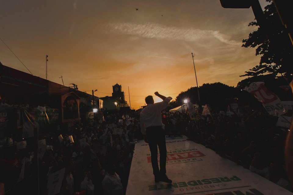 aurelionuno's tweet photo. ¡Gracias a todos los yucatecos que hoy recibieron a nuestro candidato @JoseAMeadeK en su bello estado! ¡Con el trabajo y ánimo de todos, cada día nos acercamos más al triunfo! #TodoMéxicoConMeade https://t.co/OICgq9dFAc