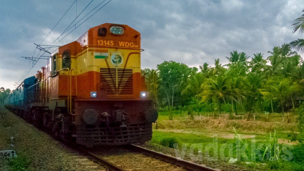 vadakkus's tweet photo. A Train and a Dramatically Beautiful Kerala Setting https://t.co/aYLDka2wH4 #fottam #TrainTwitter @KeralaTourism https://t.co/DxypzJX3gO