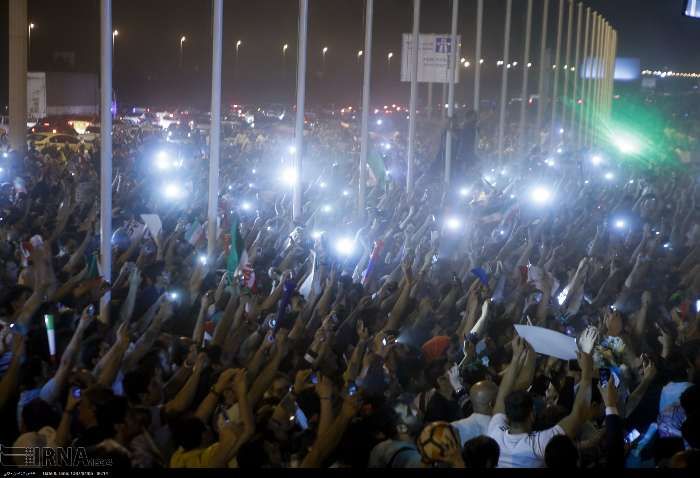 Khaaasteh's tweet photo. Back from the #WorldCup, #TeamMelli were warmly received by thousands of fans at 3 am at Tehran's Imam Khomeini Airport, which is far from the city
#IRN https://t.co/IDm3WloAO0