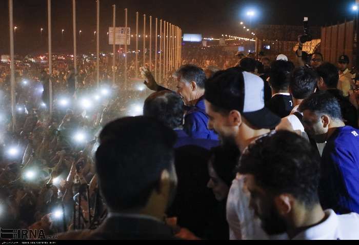 Khaaasteh's tweet photo. Back from the #WorldCup, #TeamMelli were warmly received by thousands of fans at 3 am at Tehran's Imam Khomeini Airport, which is far from the city
#IRN https://t.co/IDm3WloAO0