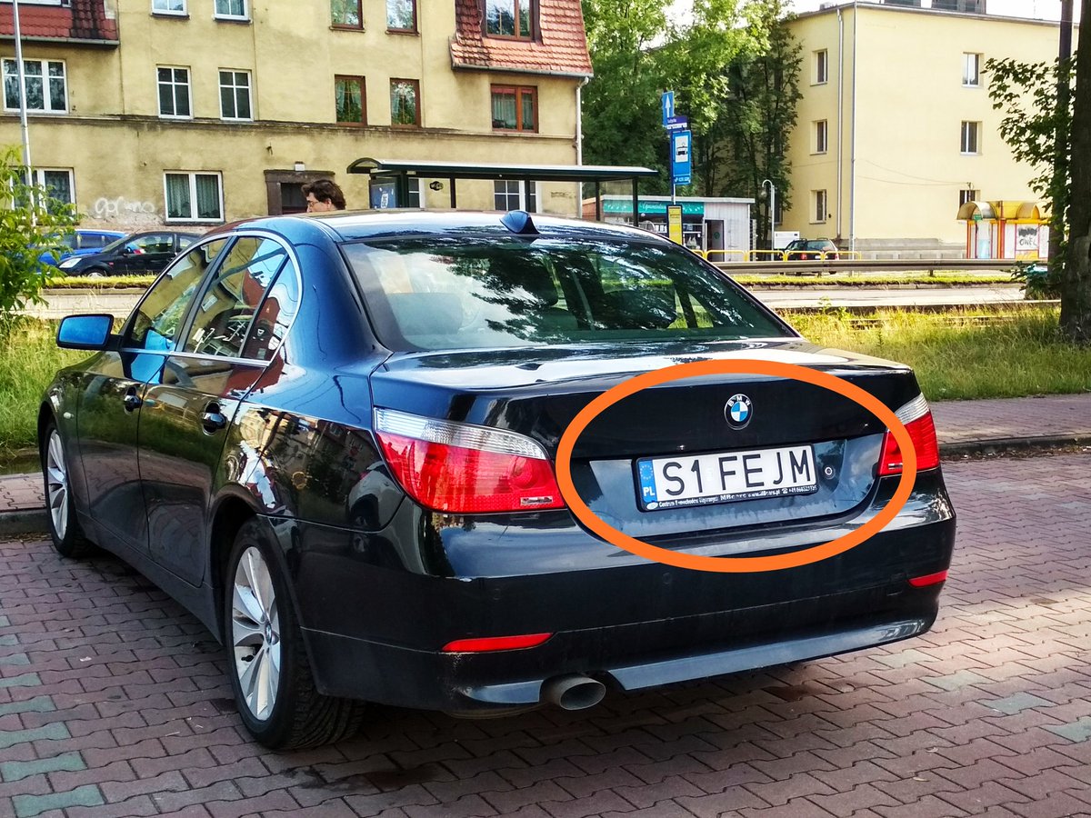 BiesBytom's tweet photo. Gdyby ktoś szukał fejmu...
.
.
.
To informuję, że stoi pod Biedronką. https://t.co/YMOsbci0Tu