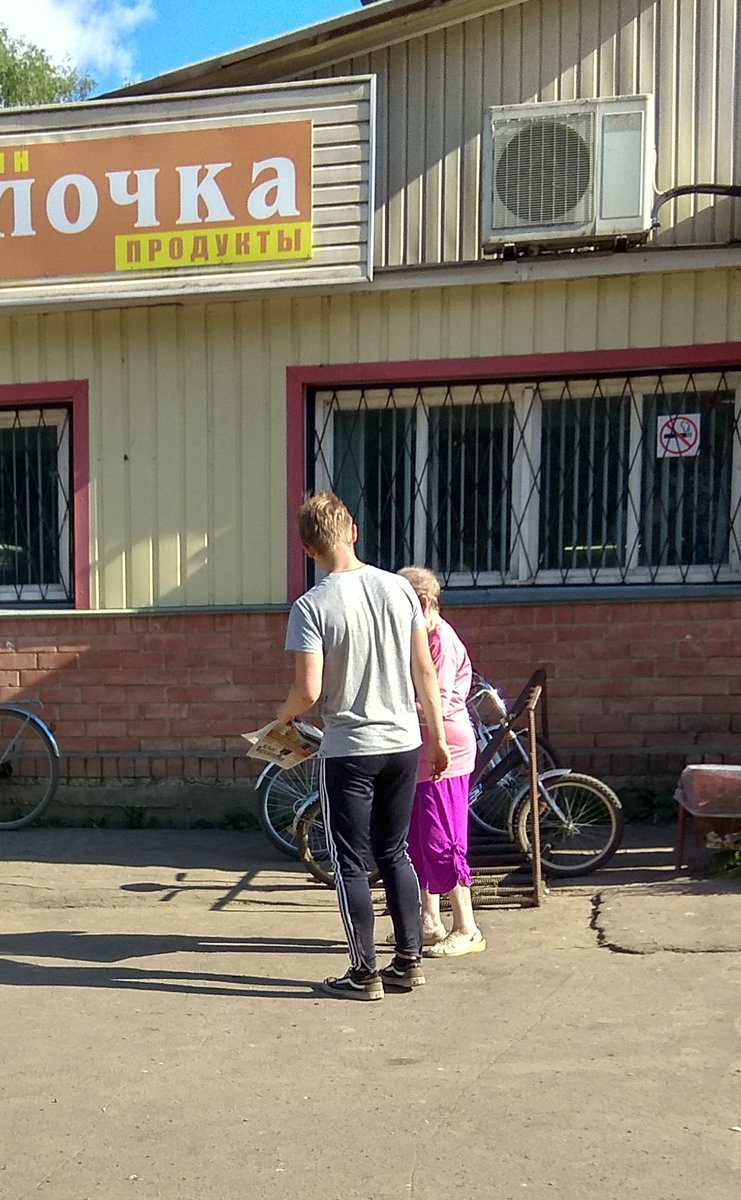 _Alex_Grachev_'s tweet photo. Активисты МО МГЕР распространяют областную общественно-политическую газету @iv_zemlya https://t.co/GSUtzBPFv9